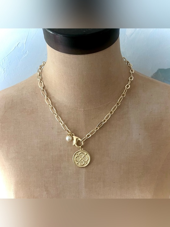 Jewelry - NWT On Trend Gold Chain & Quatrefoil  Pendant Necklace